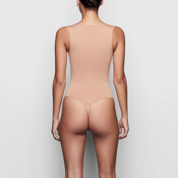 SKIMS ESSENTIAL CREW NECK SLEEVELESS BODYSUIT - Picture 4 of 8